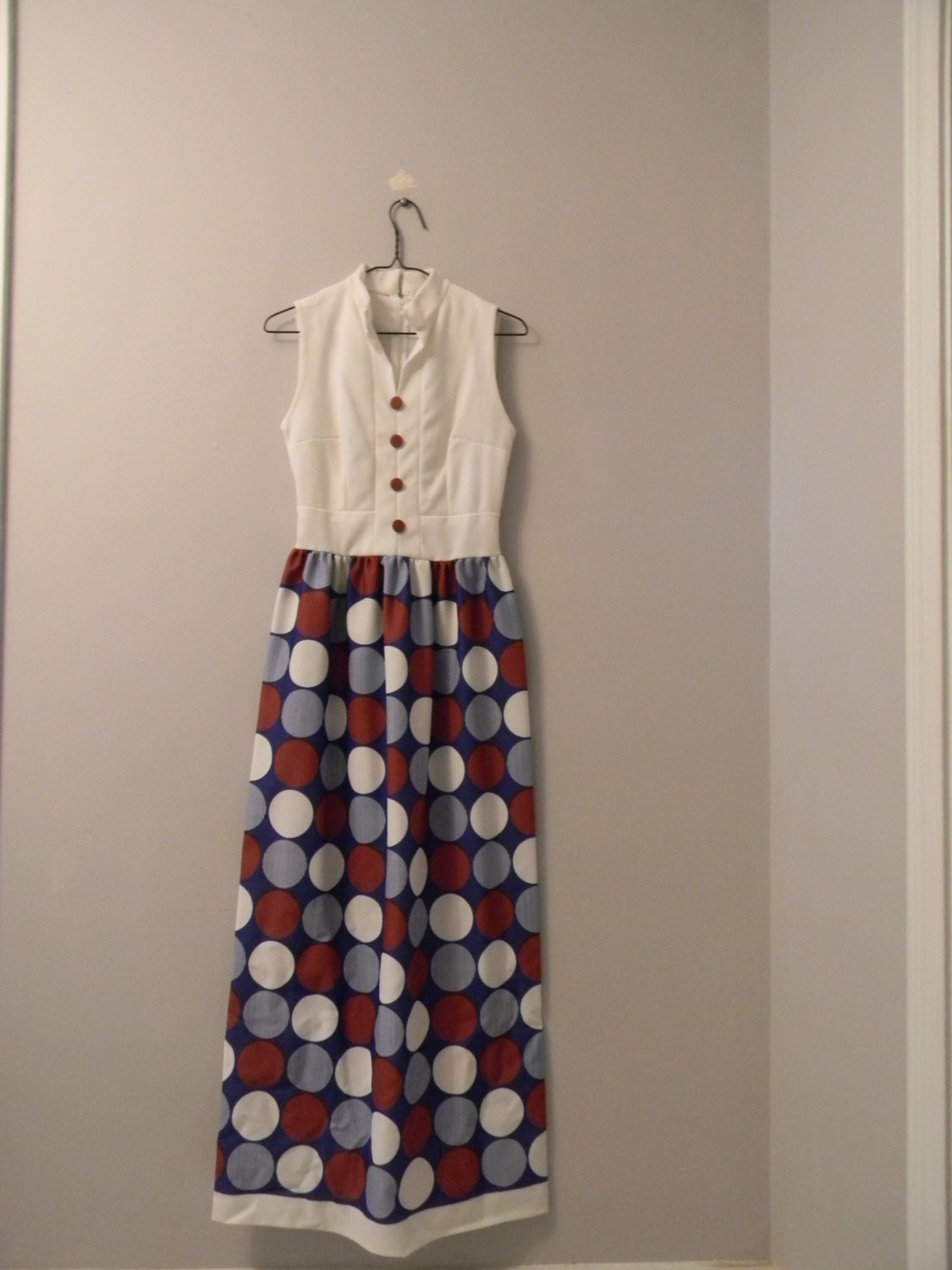 Vintage Handgemachtes Ärmelloses Rotes, Weißes Und Blaues Langes Kleid Vintage Handgemachtes Ärmelloses Rotes, Weißes Und Blaues Langes Kleid von lilactimevintage