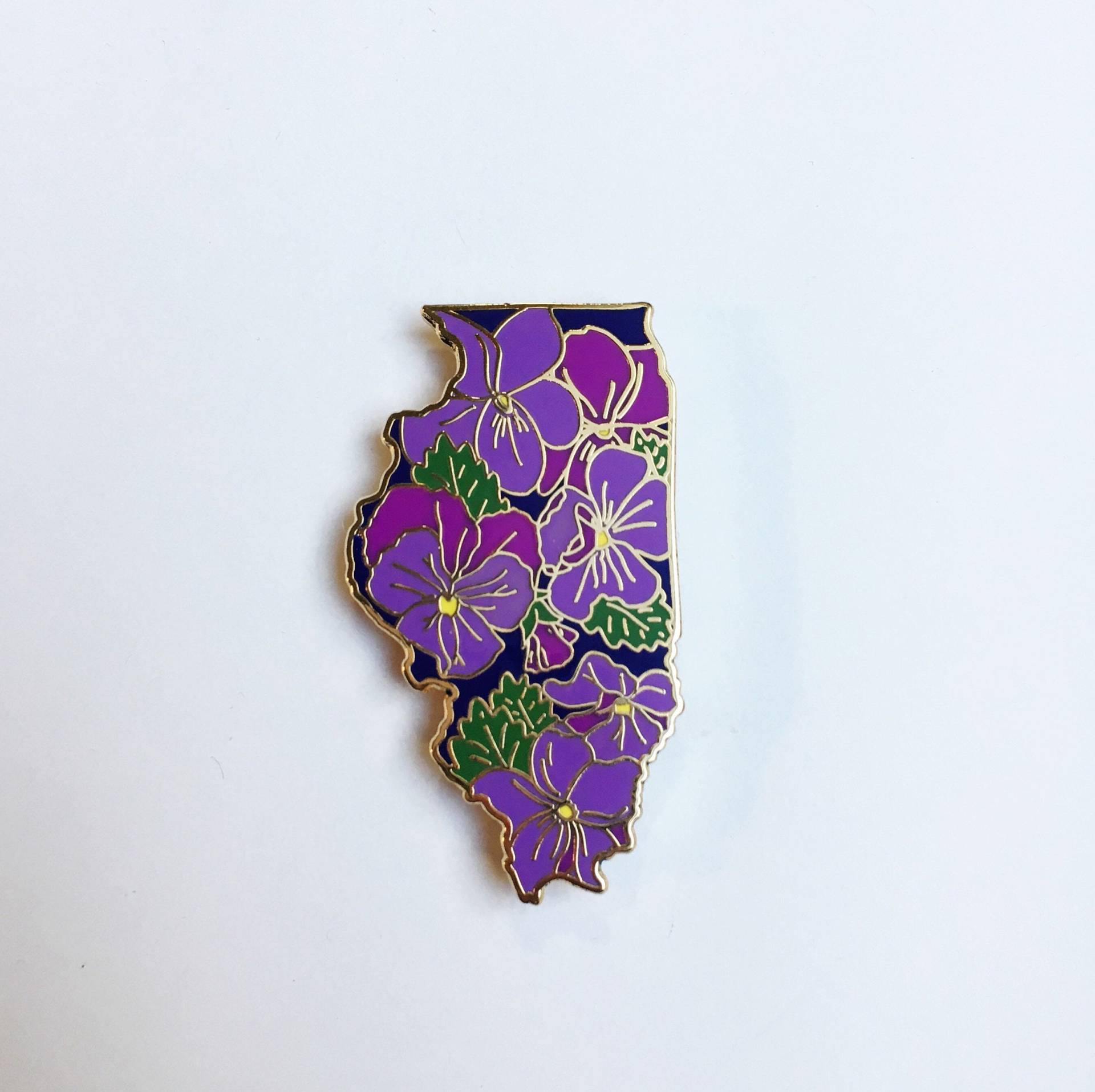 Blümchen Emaille Pin - Zustand Blume Serie Lila Violett Midwest Flair Illinois Chicago Pingame Anstecknadel Il Floral Blümchen Emaille Pin - Zustand Blume Serie Lila Violett Midwest Flair Illinois Chicago Pingame Anstecknadel Il Floral von lilboatboutique
