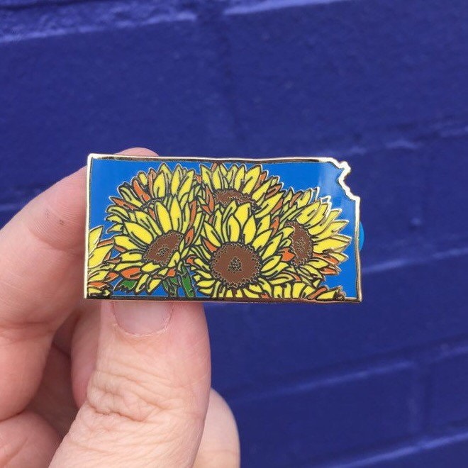 Kansas Sonnenblume - Hard Enamel Pin Zustandsblumen Serie Flair Anstecknadeln Ks Blumen Sonnenblumen Kansas Sonnenblume - Hard Enamel Pin Zustandsblumen Serie Flair Anstecknadeln Ks Blumen Sonnenblumen von lilboatboutique