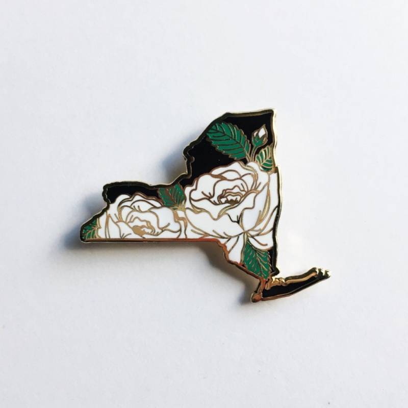 New York Rose Emaille Pin - State Flower Serie Rosen Flair Ny Zustand Weiße von lilboatboutique