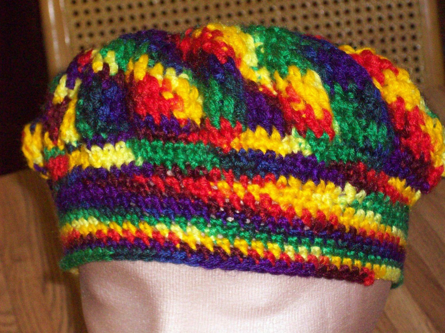 Mehrfarbiges Acryl Tam. Unisex. Bietet Wärme Und Platz Für Schlechte Haartage. Werfen Sie Ihre Haare Hinein von lilddesigns