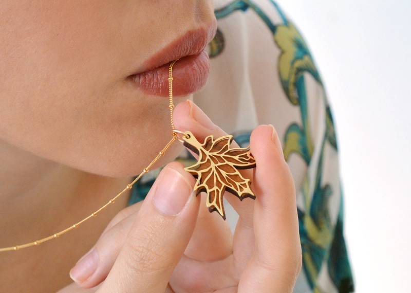 Herbst-Blatt, Ahornblatt Halskette, Geschenk Für Schwester, Holz Charme, Mama, Gold-Gefüllte Kette, Schmuck, Beste Weihnachtsgeschenke von lilianadesign