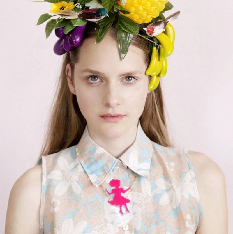 Mädchen Auf Einer Schaukel - Rosa Plexiglas Pandant Vergoldeten Kette von lilianadesign