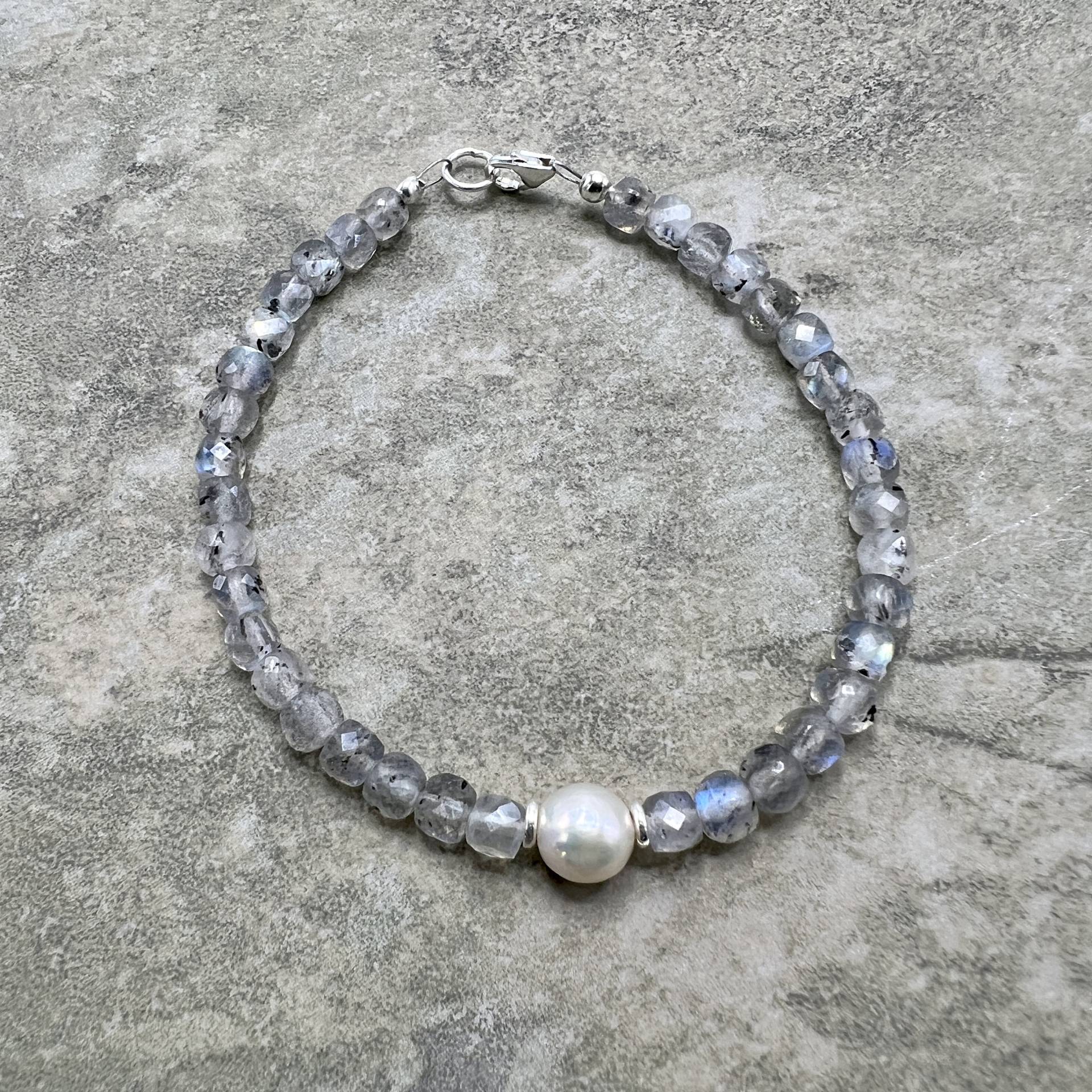 Luna - Armband Aus Labradorit Würfel, Süsswasserperle Und Sterling Silber Luna - Armband Aus Labradorit Würfel, Süsswasserperle Und Sterling Silber von lilikoidesign