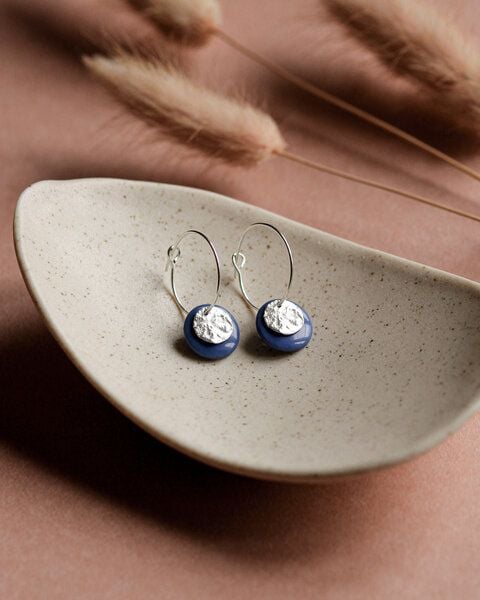 lille mus Creolen 'Mondplättchen' aus Porzellan und 925 Silber / vergoldet von lille mus