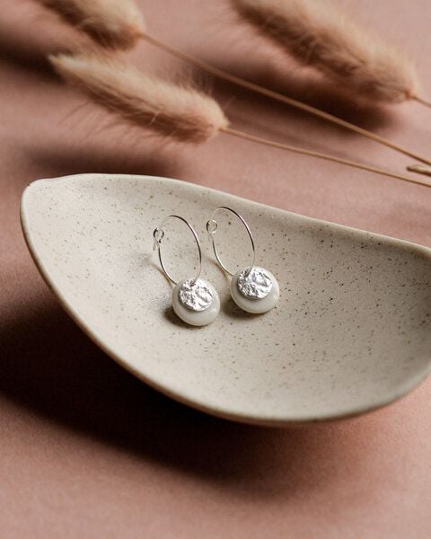 lille mus Creolen 'Mondplättchen' aus Porzellan und 925 Silber / vergoldet von lille mus