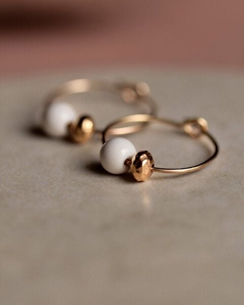 lille mus Creolen 'Porzellanperle' aus Porzellan und 925 Silber / vergoldet von lille mus