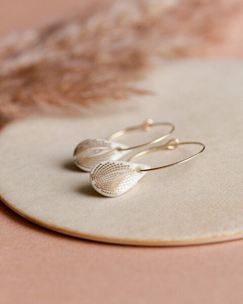 lille mus Creolen mit Porzellan-Anhänger 'Tropfen Pfau' Porzellanschmuck von lille mus