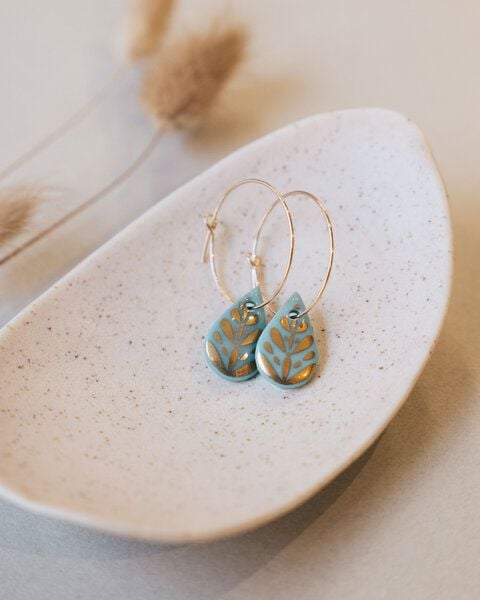 lille mus Creolen mit Porzellan-Anhänger 'Tropfen Blume' Porzellanschmuck von lille mus