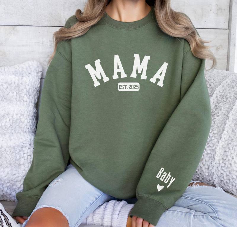 Benutzerdefinierte Mama Est 2025 Sweatshirt Initialen Am Ärmel Name Benutzerdefiniertes Datum Schwangerschaft Ankündigung Pullover Muttertag Baby von lillegrintshop