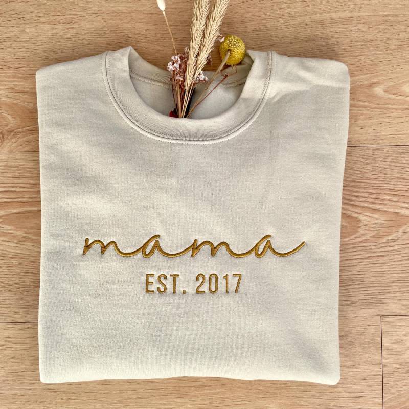 Personalisierbarer Bestickter Pullover Mama Sweatshirt Jahreszahl Geburtsjahr Muttertag Baby Annkündigung Hoodie von lillegrintshop