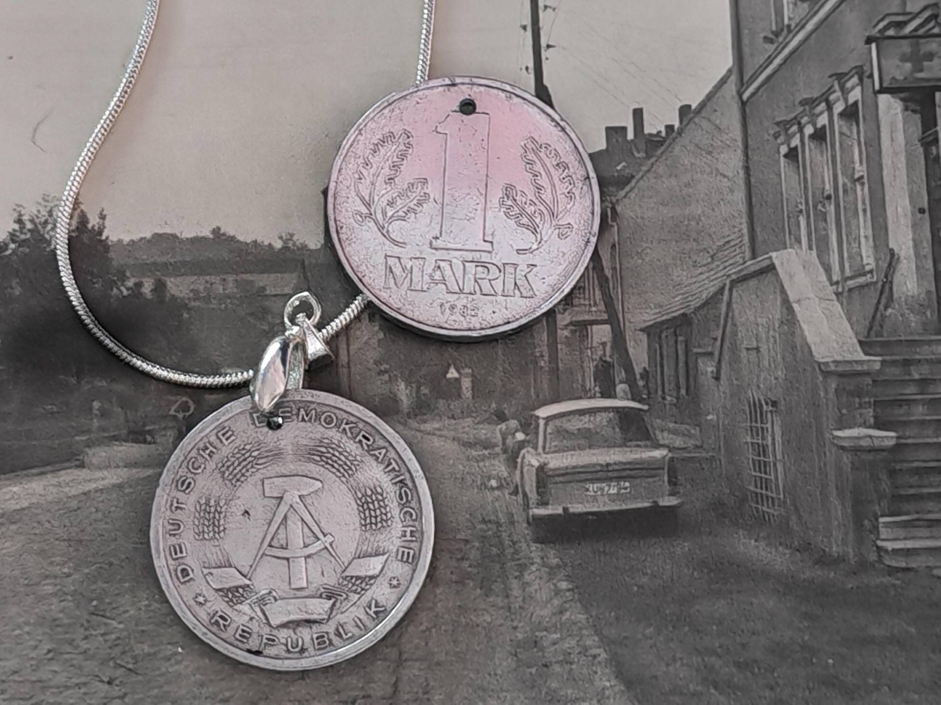East German - Ddr 1 Mark Halskette | Verschiedene Altersmünzen Und Verschiedene Kettengrößen Erhältlich von lillibobs