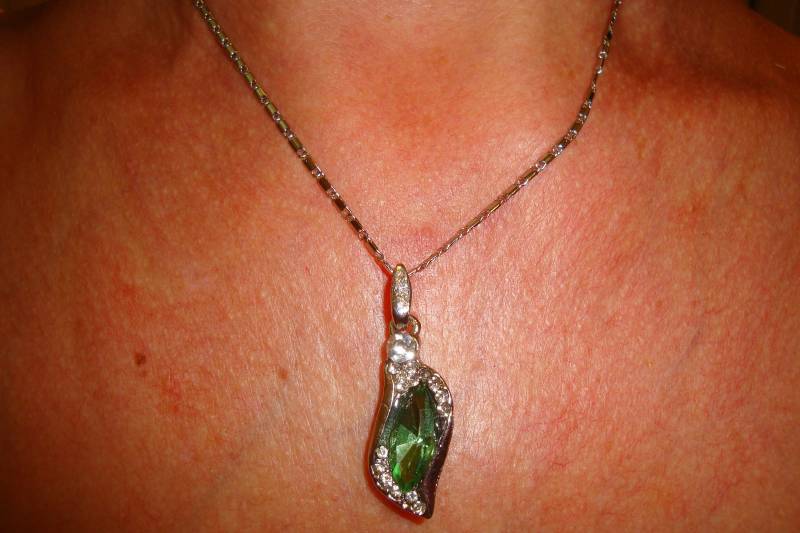 Silberne Halskette Mit Anhänger, Kleine Transparente Strassperle in Grüner Facette, Ausgefallene Kette Silberne Halskette Mit Anhänger, Kleine Transparente Strassperle in Grüner Facette, Ausgefallene Kette von liloulemondesperles