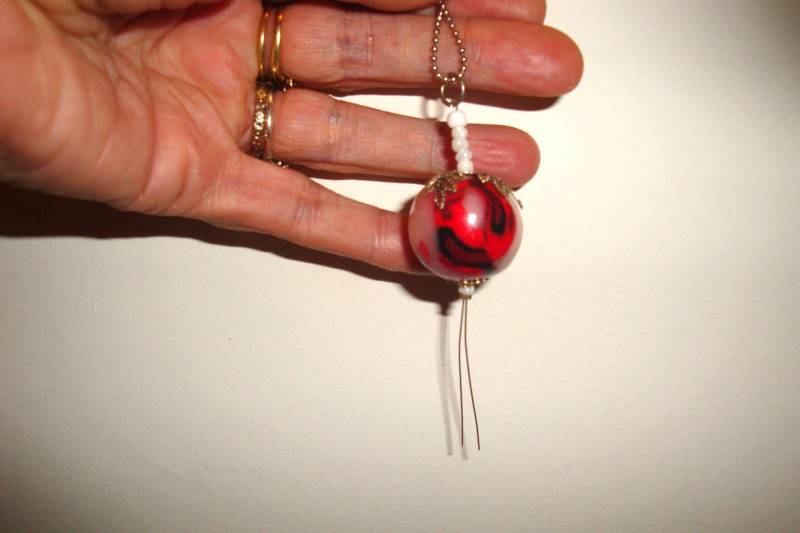 Weihnachtsanhänger-Halskette Mit Rot-Weiß-Schwarzer Polymerperle, Runder Rocaillesperle, Feinem Metalldraht Weihnachtsanhänger-Halskette Mit Rot-Weiß-Schwarzer Polymerperle, Runder Rocaillesperle, Feinem Metalldraht von liloulemondesperles