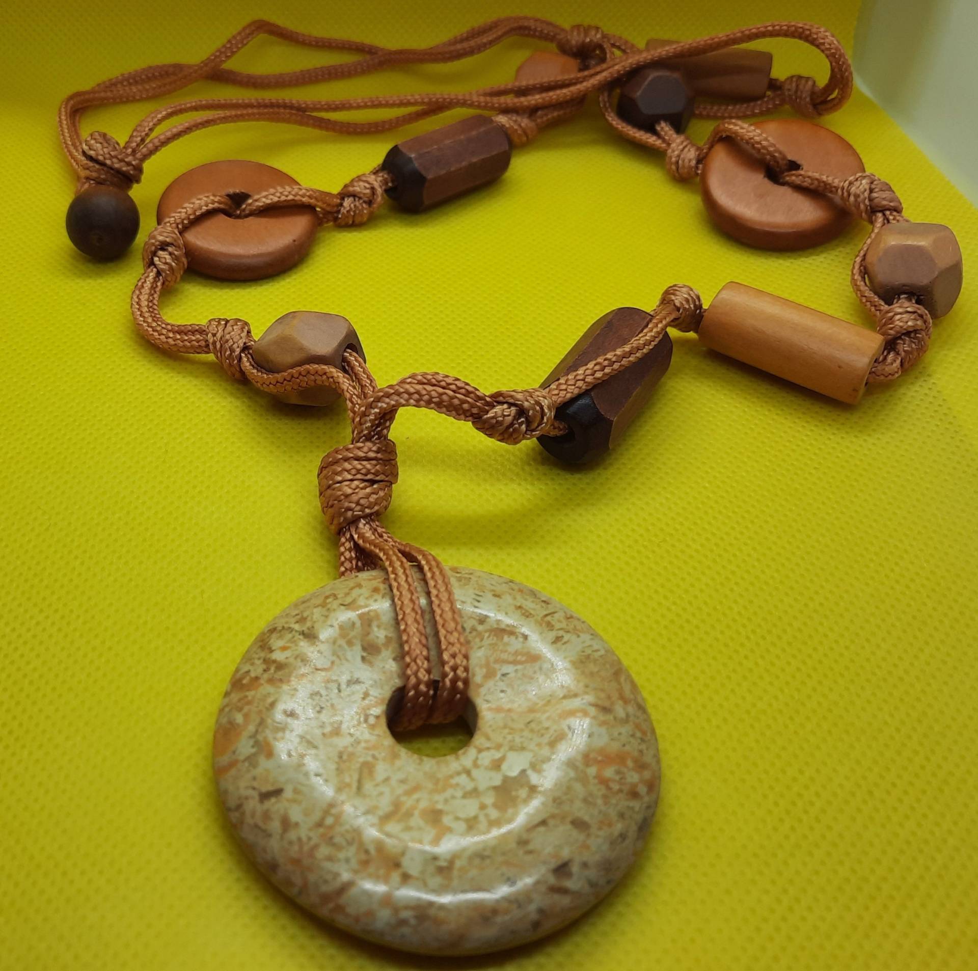 1980Er Vintage Lange Holzperlen Kordel Stein Kreis Boho Unikat Handgemachte Halskette 1980Er Vintage Lange Holzperlen Kordel Stein Kreis Boho Unikat Handgemachte Halskette von lilpeaceofretro