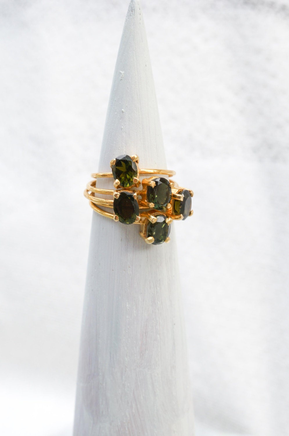 6mm Grüner Turmalin Oval Geschliffener 14K Gold Fill Ring. Stapelbare Ringe. Zierliche Edelstein Ring Hellgrün Edelstein 6mm Grüner Turmalin Oval Geschliffener 14K Gold Fill Ring. Stapelbare Ringe. Zierliche Edelstein Ring Hellgrün Edelstein von lilpengee