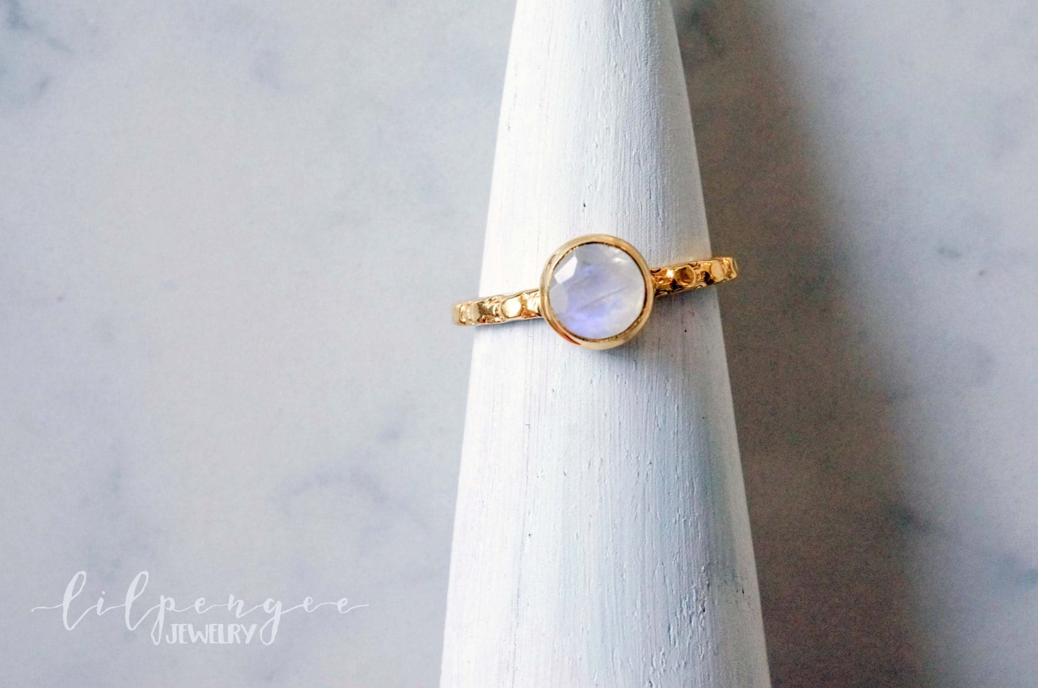 6mm Mondstein Goldring. Regenbogen Mondstein Gold Vermeil Ring 6mm Mondstein Goldring. Regenbogen Mondstein Gold Vermeil Ring von lilpengee