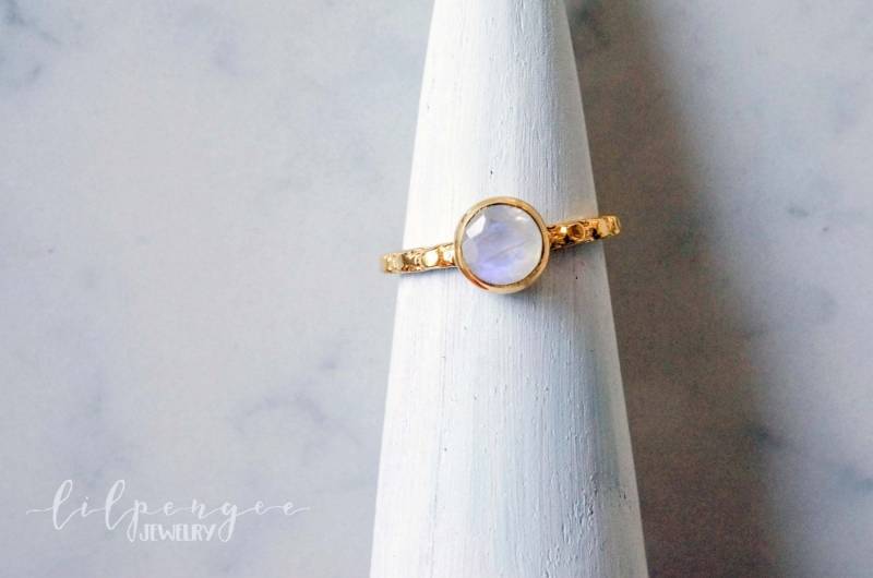 6mm Mondstein Goldring. Regenbogen Mondstein Gold Vermeil Ring von lilpengee