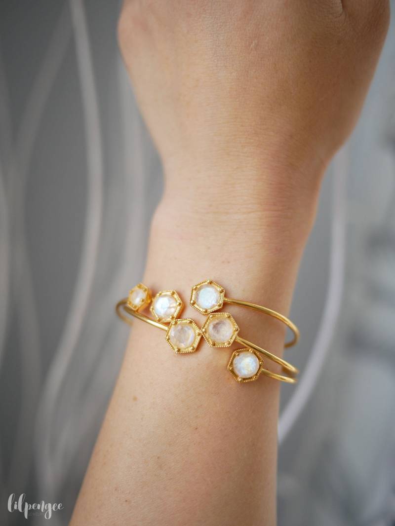 8mm Armreifen. Gold Edelstein Manschetten. Labradorit Armreif. Armband. Regenbogen Mondstein Hexagon Armreif von lilpengee