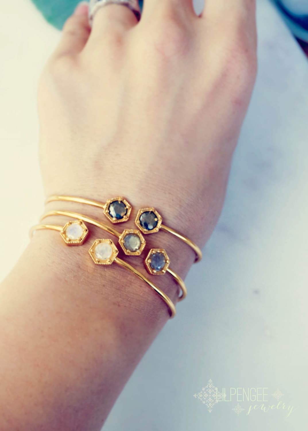 Blair - 6mm Goldene Manschettenarmreifen. Edelstein Manschetten. Mondstein Gold Armspange. Labradorit Armband. Sechseckiger Armreif. Silberpyrit Blair - 6mm Goldene Manschettenarmreifen. Edelstein Manschetten. Mondstein Gold Armspange. Labradorit Armband. Sechseckiger Armreif. Silberpyrit von lilpengee