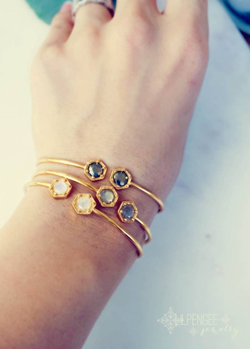 Blair - 6mm Goldene Manschettenarmreifen. Edelstein Manschetten. Mondstein Gold Armspange. Labradorit Armband. Sechseckiger Armreif. Silberpyrit von lilpengee