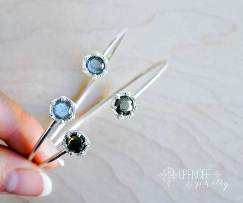 Blake - 6mm Silberfarbene Armreifen. Edelstein Manschetten. Labradorit Silber Armreif. Armband. Sechseckiger Silberpyrit von lilpengee