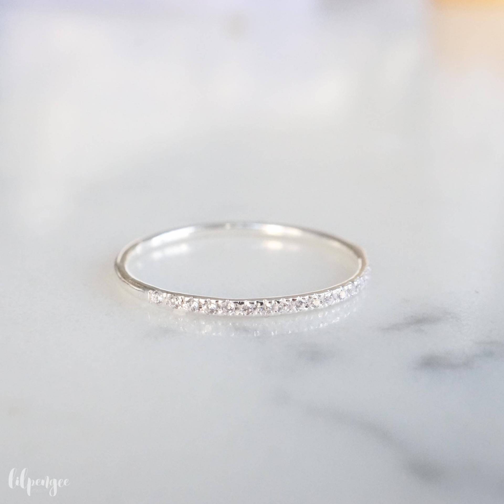 Clara. Dünnes Pflasterband. Cz Edelstein-Ring, Zierliches 1 Mm Silberband. Schlichter Ring Clara. Dünnes Pflasterband. Cz Edelstein-Ring, Zierliches 1 Mm Silberband. Schlichter Ring von lilpengee