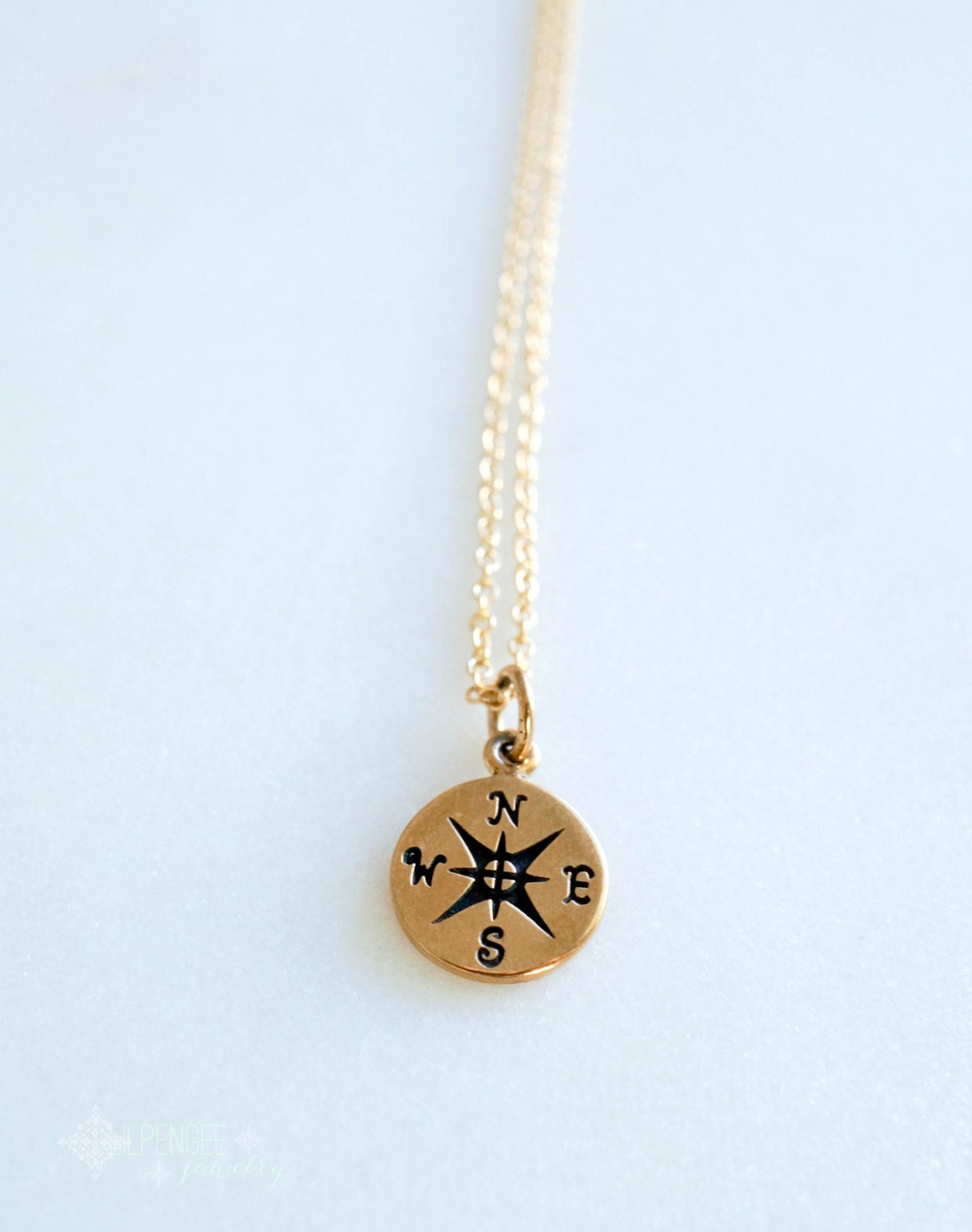 Kompass Anhänger in Gold. 14K Goldfill Filigrane Halskette. Bronzefarbenen Kompass Anhänger in Gold. 14K Goldfill Filigrane Halskette. Bronzefarbenen von lilpengee