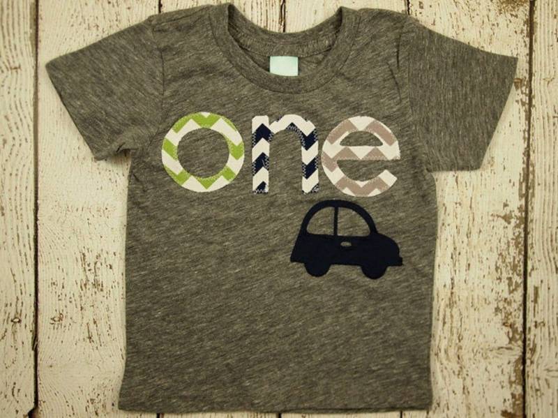 Auto Geburtstags-T-Shirt Graues Bio-Shirt Jungen-Geburtstags-Shirt Rotes Chevron von lilthreadzclothing