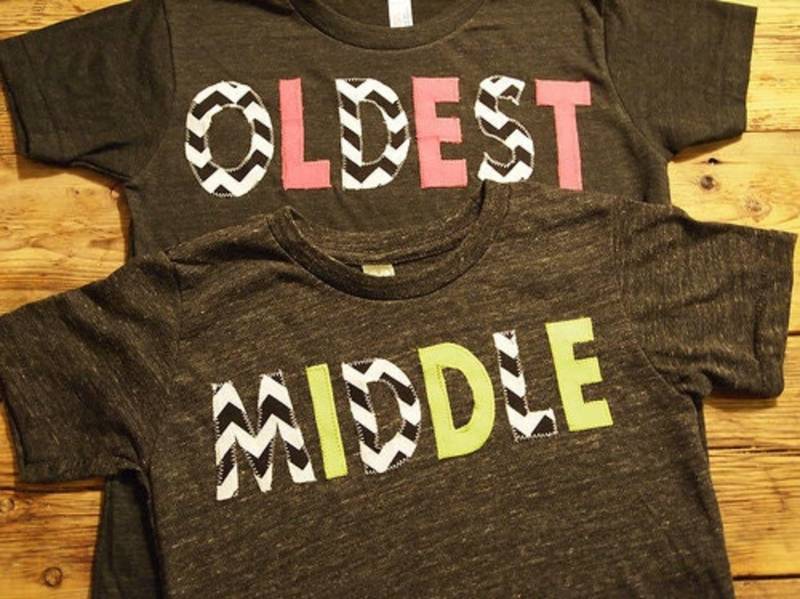 Geschwister Tshirt Baby Geschenk Chevron Große Schwester Großer Bruder Mitte Älteste Bio-Mischung Anpassen Jede Größe Auflistung Ist Für 1 Shirt von lilthreadzclothing