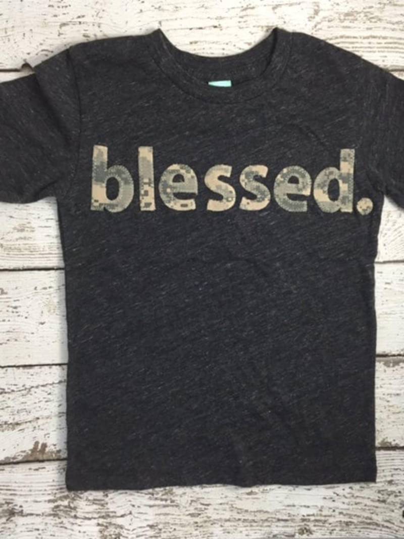 Gesegnetes Hemd T-stück Der Kinder Ideal Für Kirche Christliches Kundengerechtes Mädchen - Jungenhemd Tarndruck von lilthreadzclothing