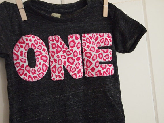 Hot Pink Animal Print Geburtstags Shirt Mädchen Cheetah Leopard Erster Geburtstag Zweites Drittel Bio-Mischgewebe Schwarz von lilthreadzclothing