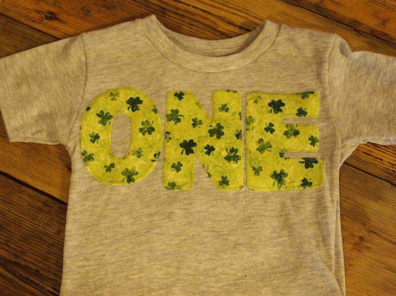 Klee Kleeblatt St. Patricks Day Paddys Kinder T-Shirt von lilthreadzclothing