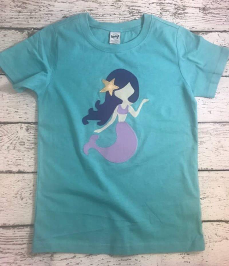 Meerjungfrau-Shirt Personalisierte Mädchen T-Shirt Meerjungfrau Thema Unterwasser Geburtstags-T-Shirt, Gesticktes Geburtstags-T-Shirt von lilthreadzclothing