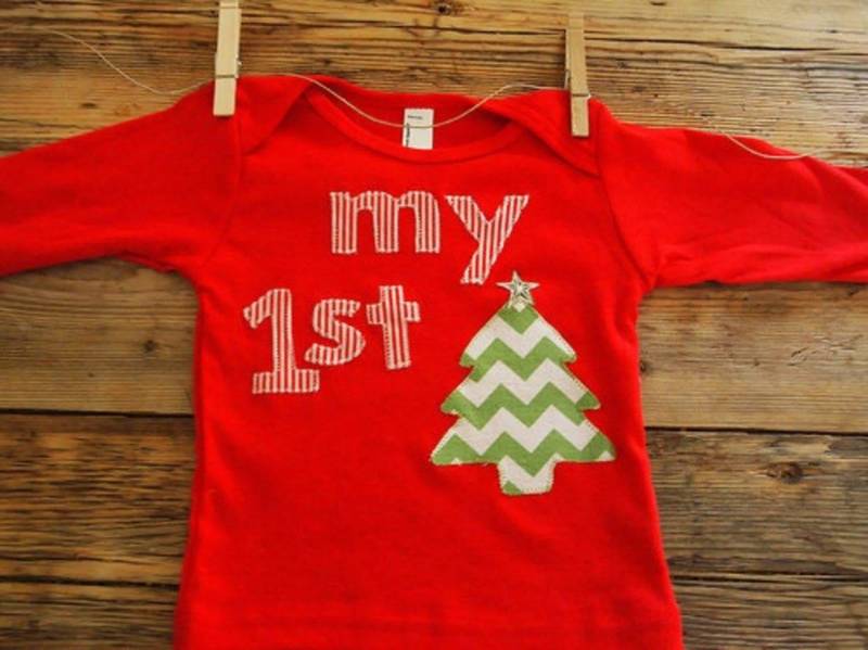 Mein Erstes Weihnachtsshirt Baby Urlaub T-Shirt Einteiliger Chevron Zuckerstange Weihnachtsbaum Vorhanden von lilthreadzclothing