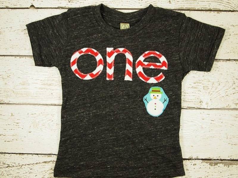 Schneemann Chevron Urlaub Shirt Bio-Mischung Weihnachten Winter Thema Mit Zuckerstange Rot Onederland Party Schneemann Chevron Urlaub Shirt Bio-Mischung Weihnachten Winter Thema Mit Zuckerstange Rot Onederland Party von lilthreadzclothing