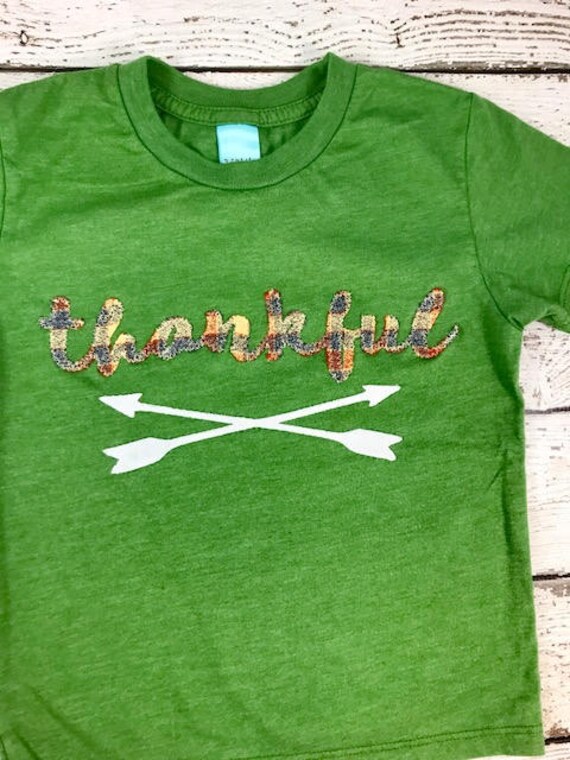 Thankful Shirt Mit Gestickten Applikationen Und Pfeilen Unisex Familie T-Shirts Für Erwachsene Kinder Passender Top Herbst Ernte Handmade von lilthreadzclothing