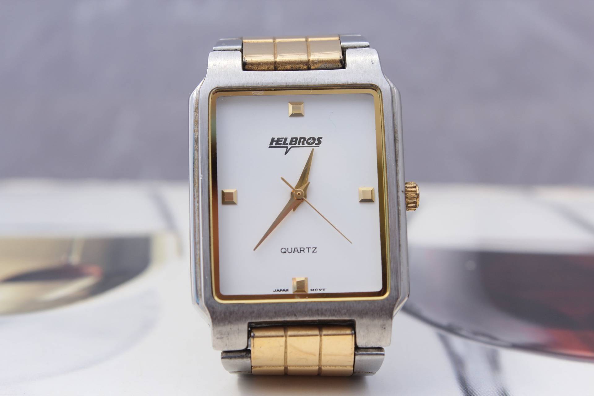 Vintage Helbros Zweifarbige Elegante Quarzuhr Vintage Helbros Zweifarbige Elegante Quarzuhr von limardi
