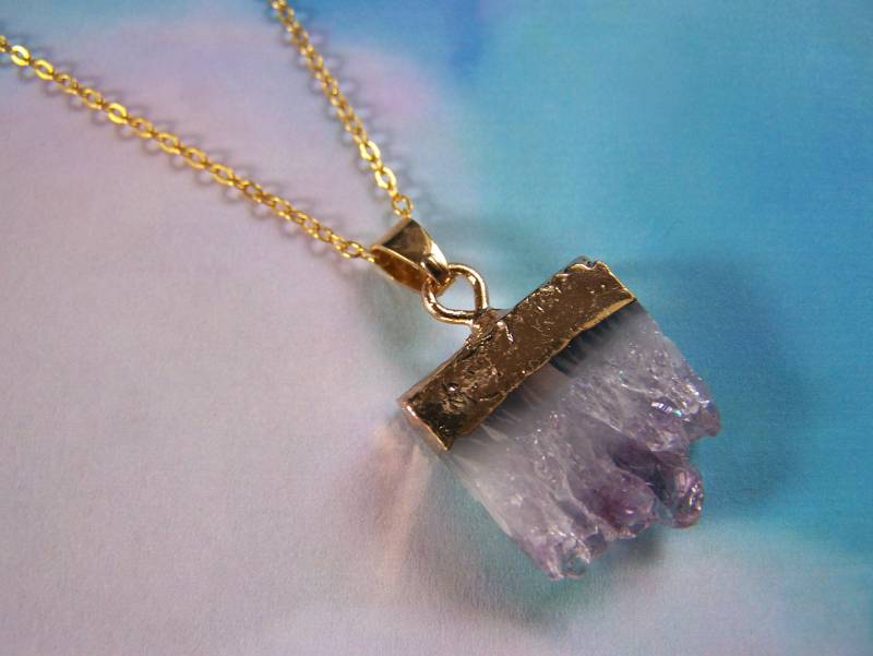 Amethyst Platte Anhänger Gold Galvanisieren Rough Cut Heilstein Klein von lindasorigjewelry