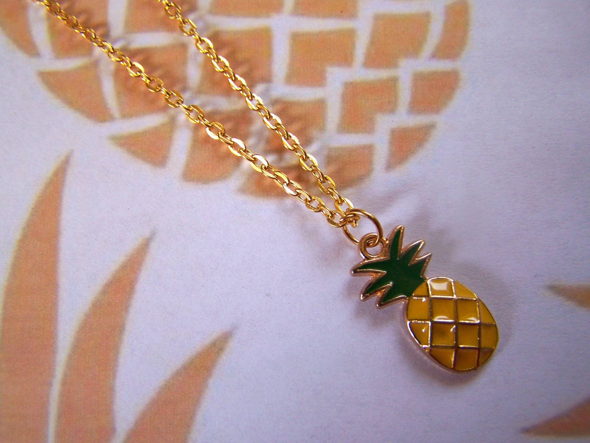 Ananas-Charme-Halskette Emailliert von lindasorigjewelry