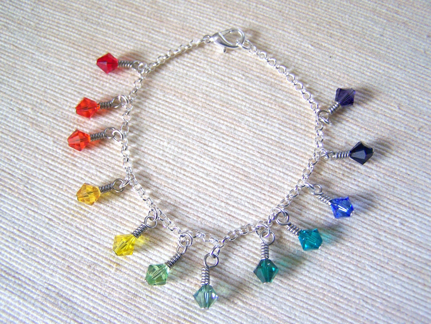 Armband Regenbogen Wire Wrapped Swarovski-Kristall von lindasorigjewelry