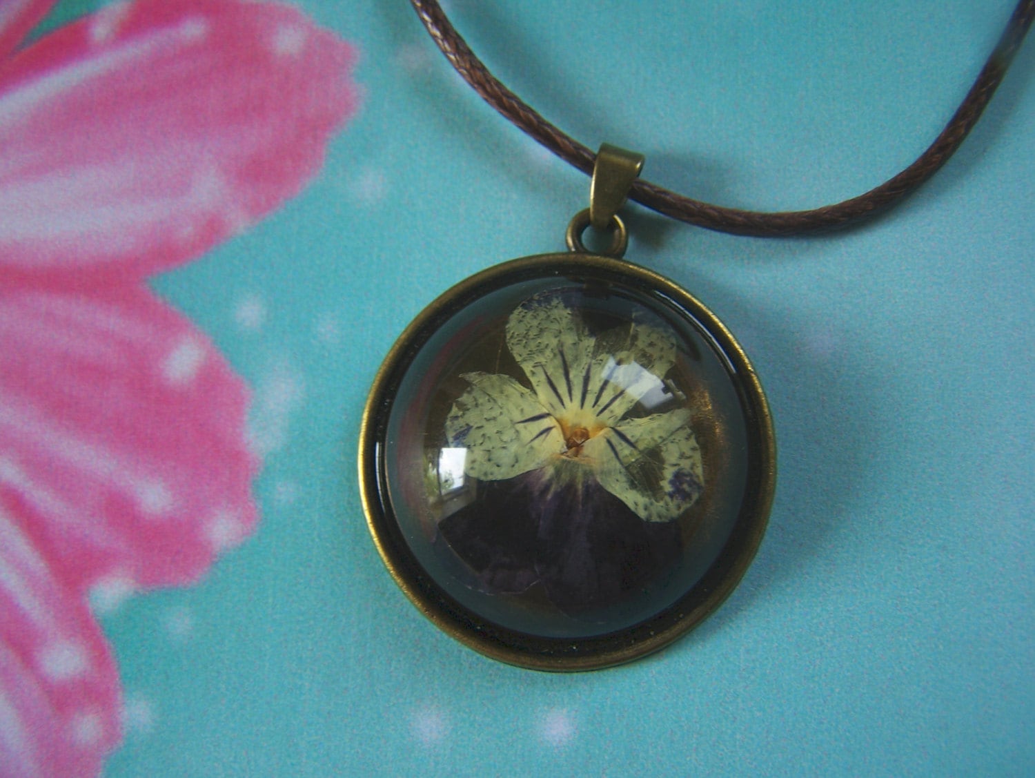 Blumen-Anhänger Glaskuppel Echt Stiefmütterchen Locket Abfertigung von lindasorigjewelry