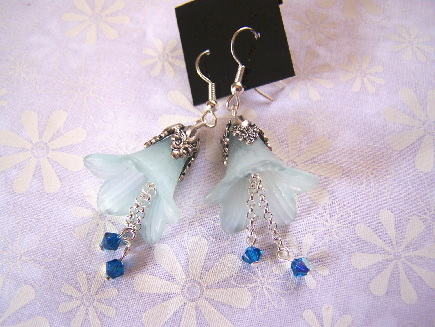 Blumenohrringe Blass Blau Lucite von lindasorigjewelry