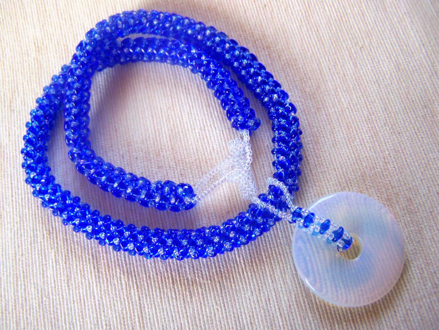 Donut Anhänger Perlen Gewebt Seil Halskette Mit Opalglas von lindasorigjewelry