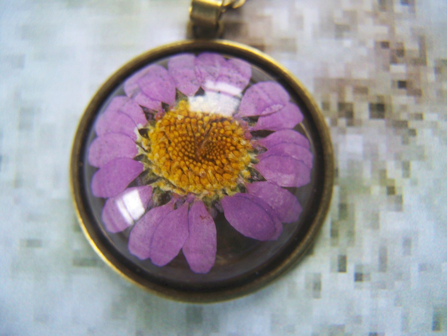 Echte Blume Anhänger Medaillon Lila Ausverkauf von lindasorigjewelry