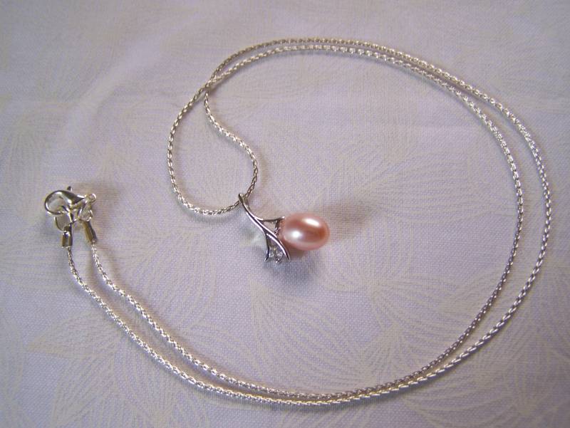 Echter Perlenanhänger, Pfirsichfarbe Zierlicher Echte Perlenanhänger Mit Fassung, Sterlingsilber-Perlenfassung von lindasorigjewelry