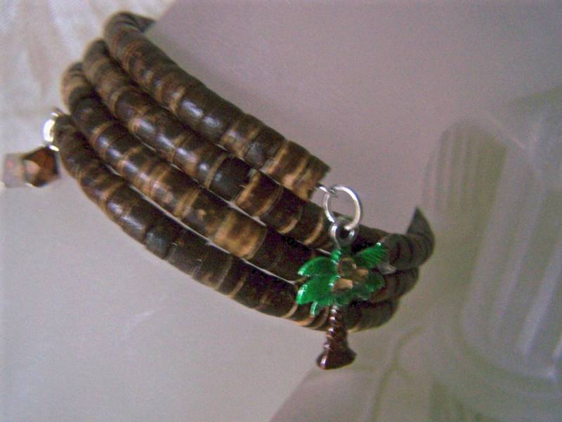 Kokosnussschale Und Palme Memory Wire Armband von lindasorigjewelry