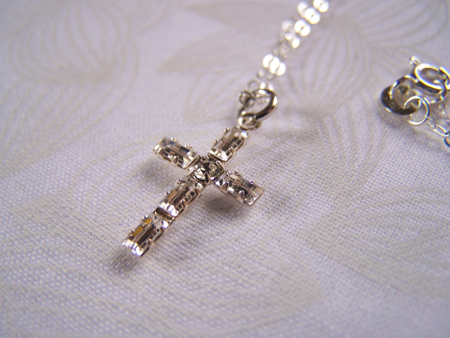 Kreuz Anhänger, Swarovski Baguette Kristall Konfirmation Geschenk, Kommunion Religiöser Schmuck, Unisex von lindasorigjewelry