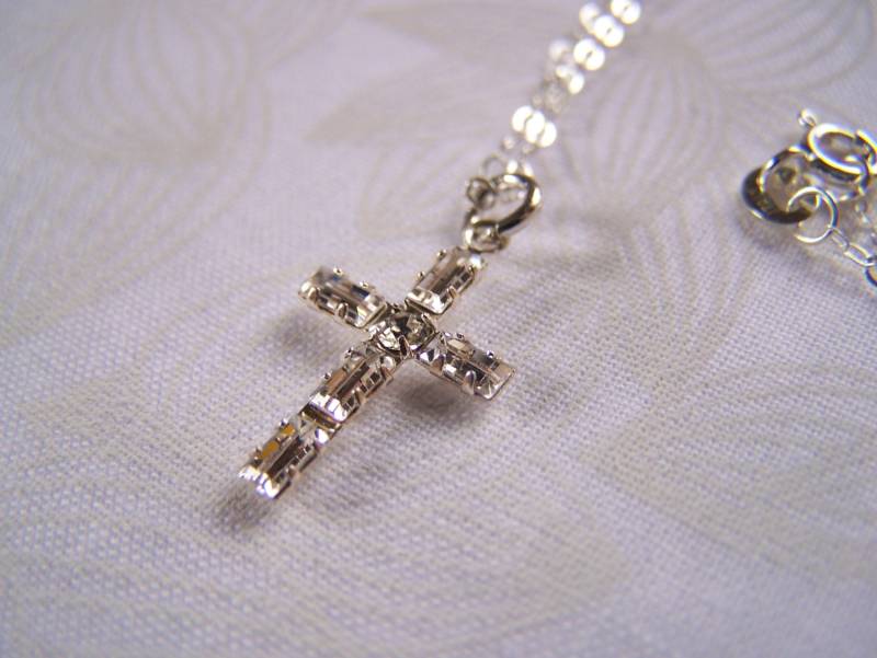 Kreuz Anhänger, Swarovski Baguette Kristall Konfirmation Geschenk, Kommunion Religiöser Schmuck, Unisex von lindasorigjewelry