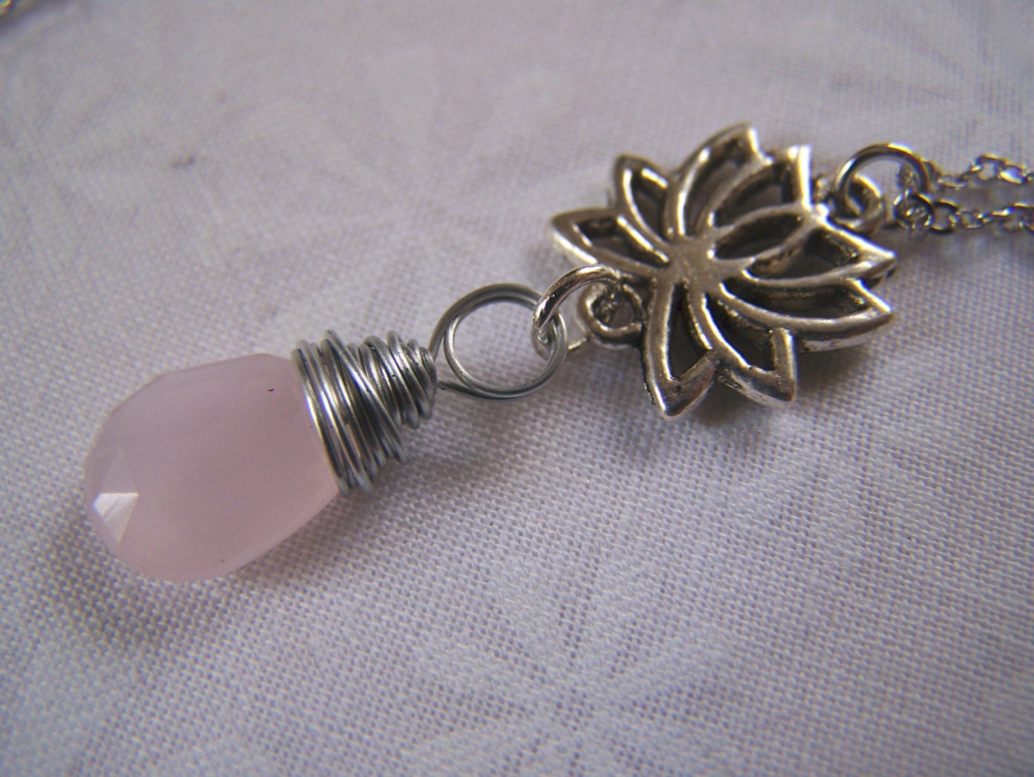 Lotus Blume Halskette Mit Rosa Chalcedon Tropfen Heilstein von lindasorigjewelry